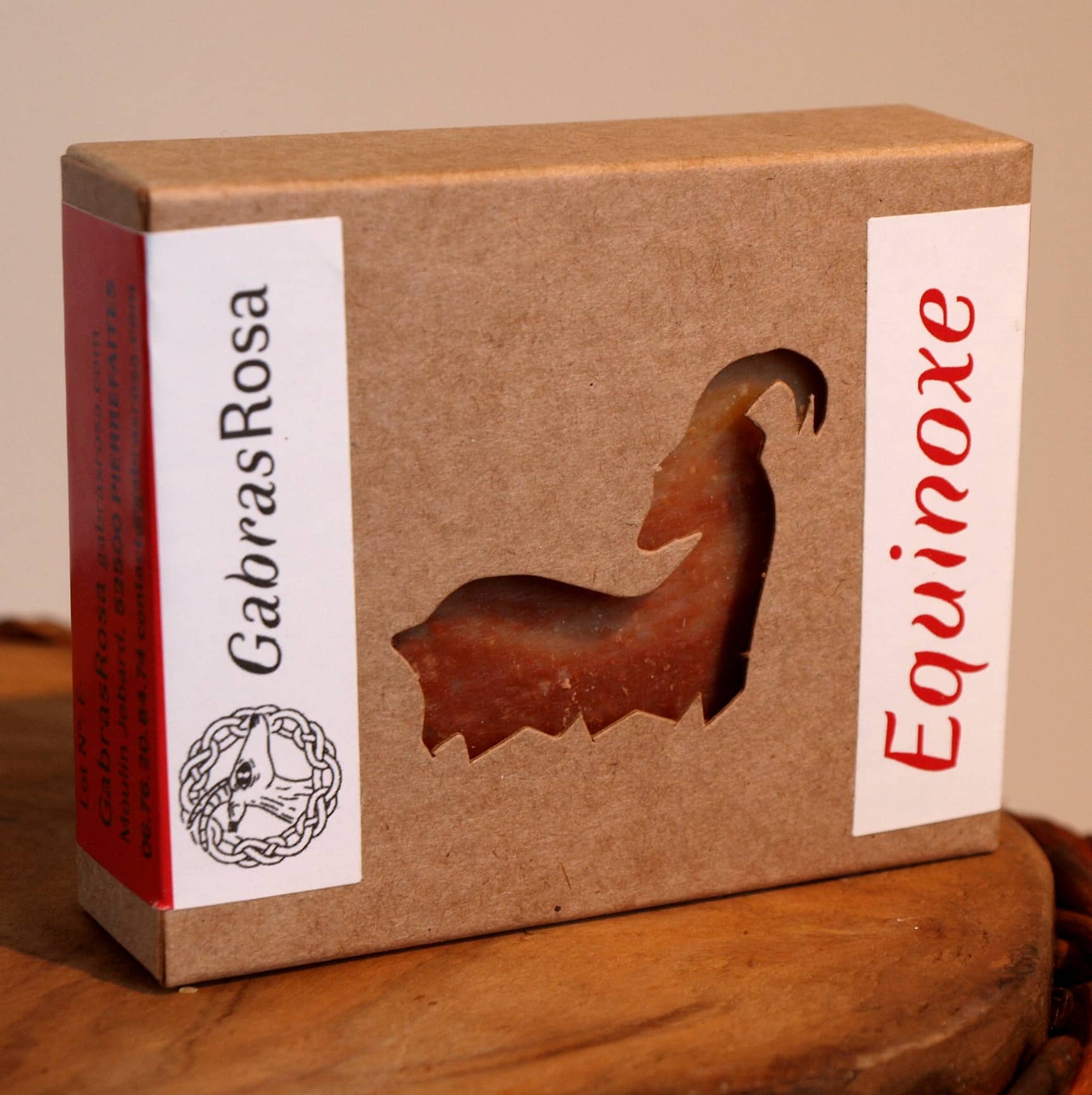 savon au lait de chèvre équinoxe, au millepertuis, argile rouge et huile essentielle de palmarosa