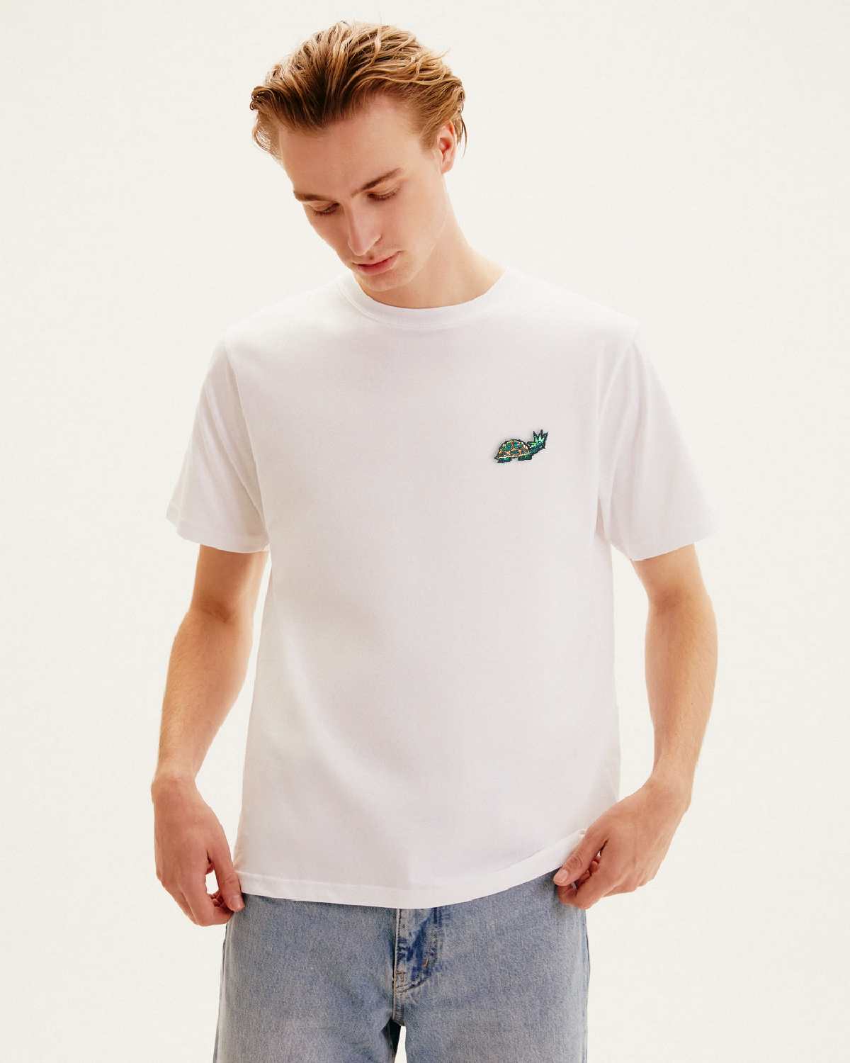 T shirt blanc 100 % bio avec logo tortue punk sur la poitrine par Viveles Animaux