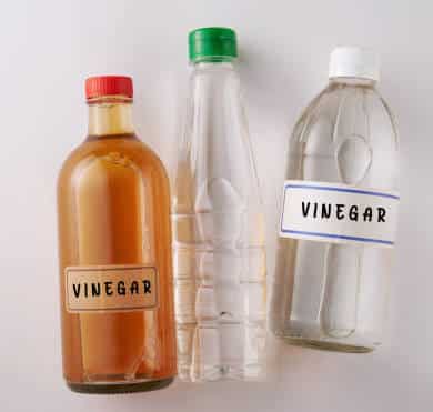 Top view bouteilles de vinaigre blanc 