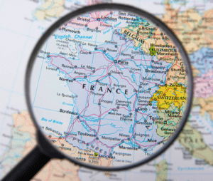 Zoom sur la carte de la France avec une loupe