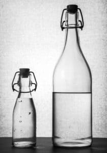 Deux bouteilles en verre
