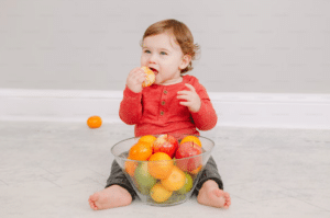Un bébé mangeant des fruits 