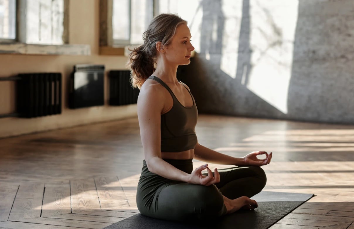 Pratiquer du yoga pour lâcher prise en respirant, méditant, renforçant son corps